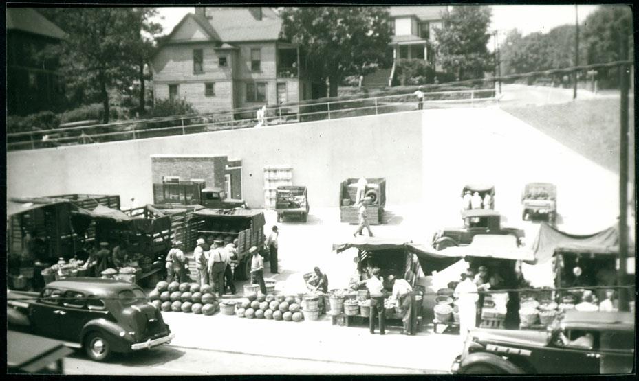 Black and white photo of the Lexington Avenue Curb Market in 1940s.